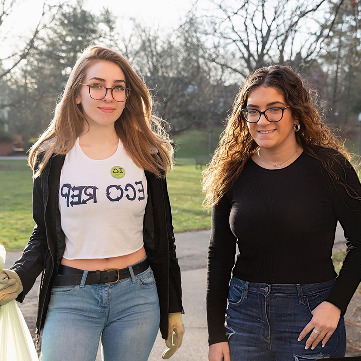 两名学生的照片，其中一名穿着Eco Rep的衬衫，在足球波胆平台捡垃圾